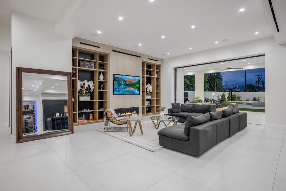 Villa Califa - Resort-style Living w/ Private Pool, Spa & Theater