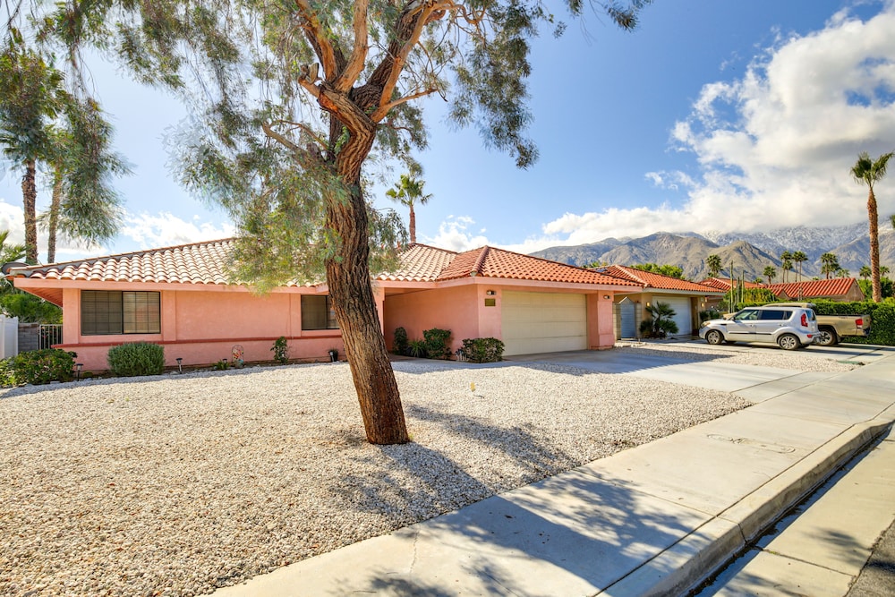 Inviting Palm Springs Home: 3 Mi to Downtown! view 4