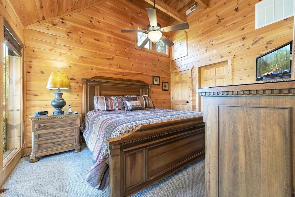 A Suite Mountain View - 4 Bedrooms, 4 Baths, Sleeps 12 Home by RedAwning