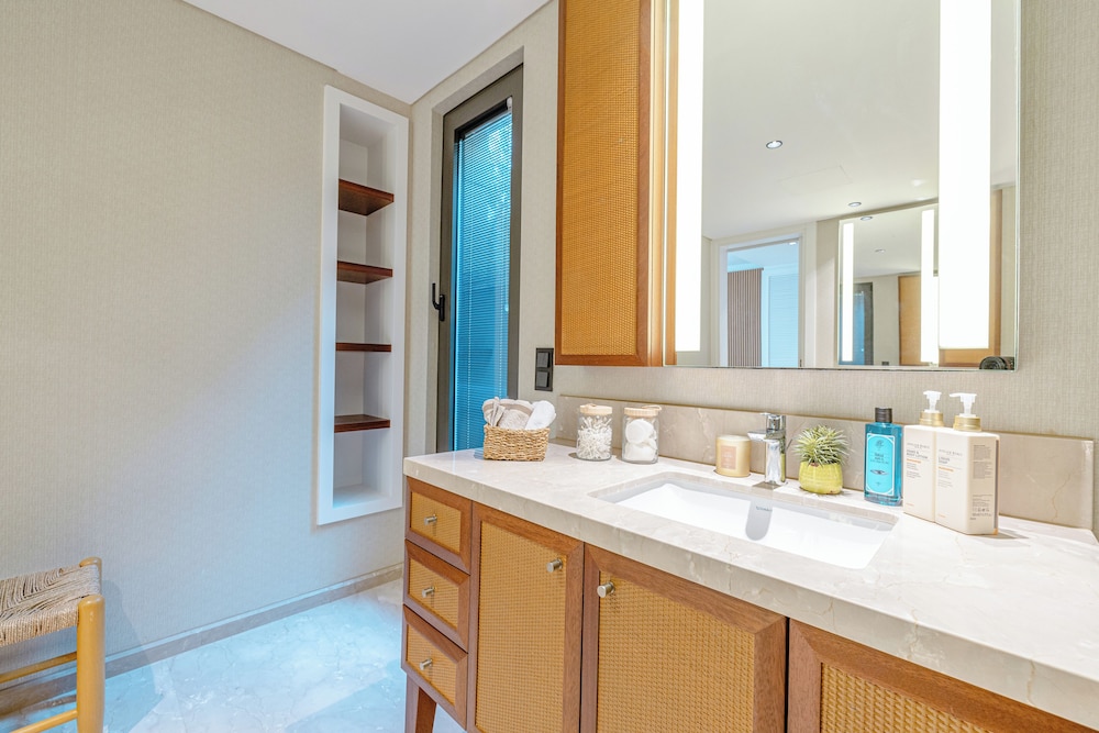 3-Bedroom Beachfront Villa with Hotel Amenities