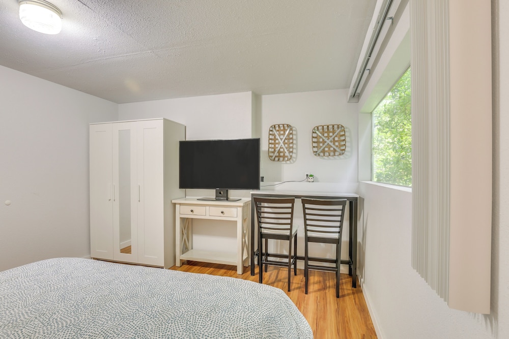 7 Mi to Dtwn: Pet-friendly Abode in Seattle!
