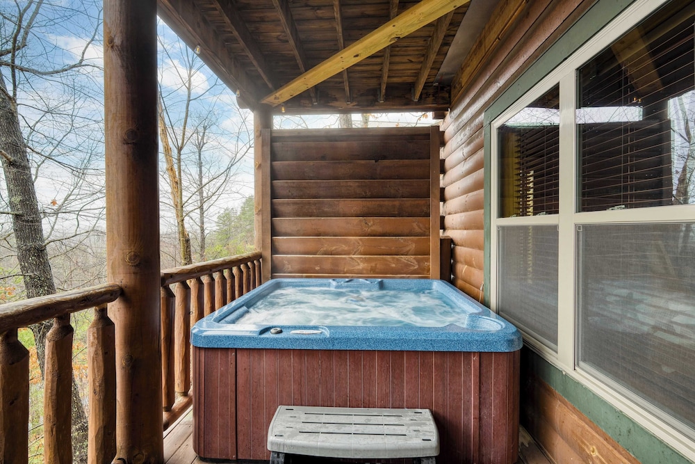 56-guest Retreat Panoramic Views, Hot Tubs, Game Room & Theater Seasonal Outdoor Pool Near Dollywood, Gatlinburg