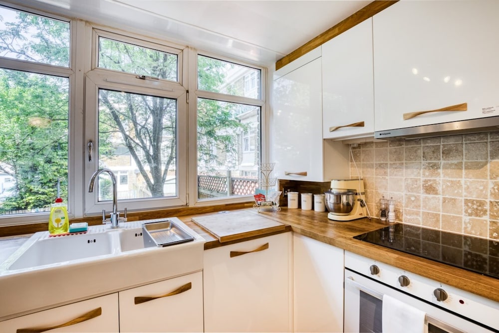 Homely 4 Bedroom House in Brixton