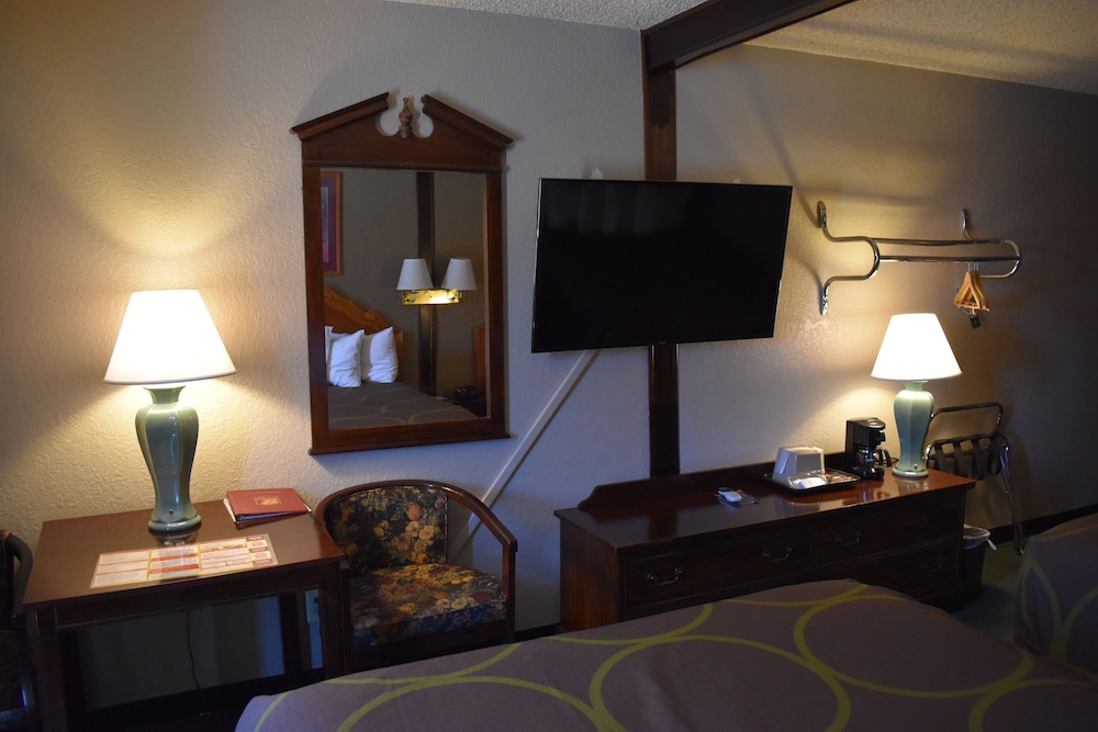 Gallup Vacations - Super 8 by Wyndham Gallup - Property Image 11