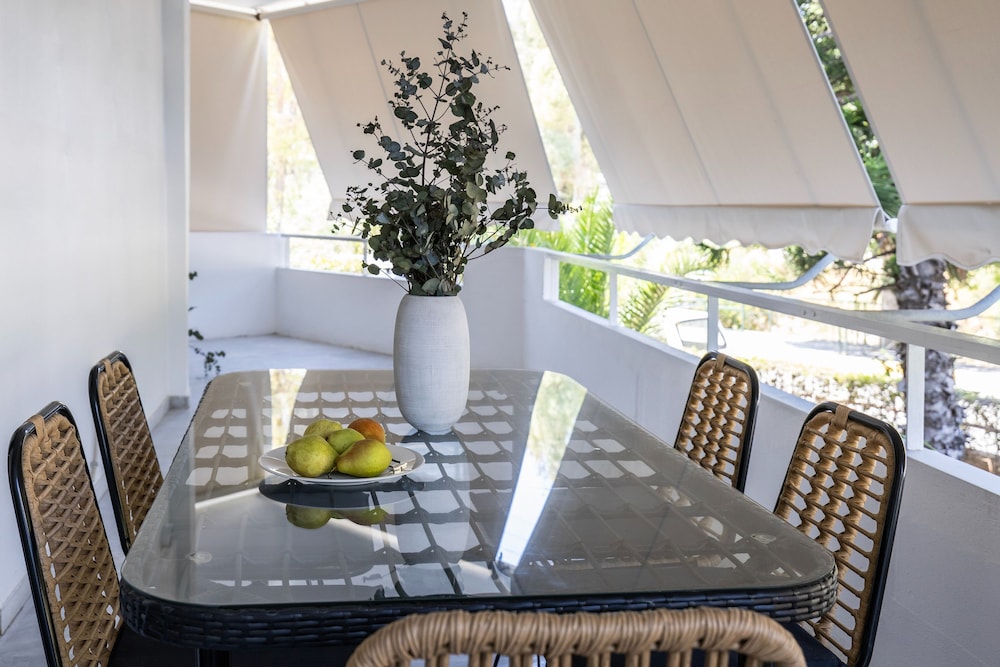 Stylish 1BR Retreat Near Alimos Beach Tram