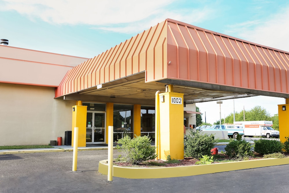 Opelika Vacations - Springwood Hotel - Property Image 8