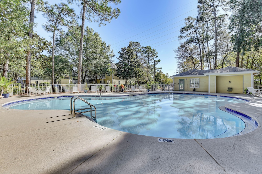 Community Outdoor Pool: Miramar Beach Condo!