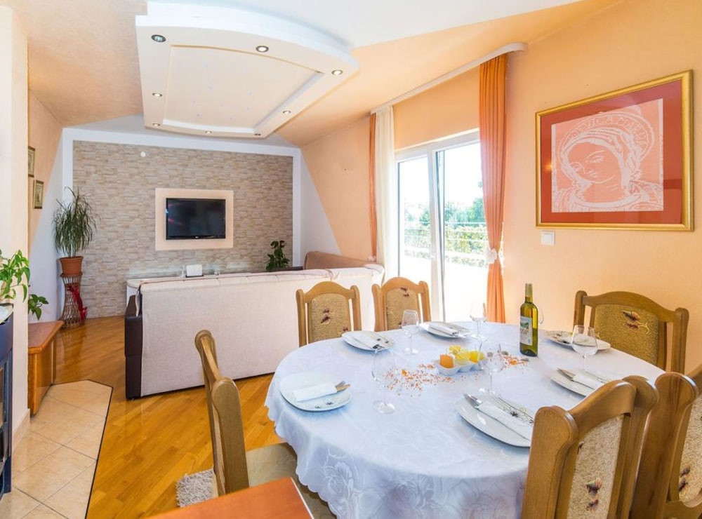 Kastel Luksic Scenic Villa With Pool
