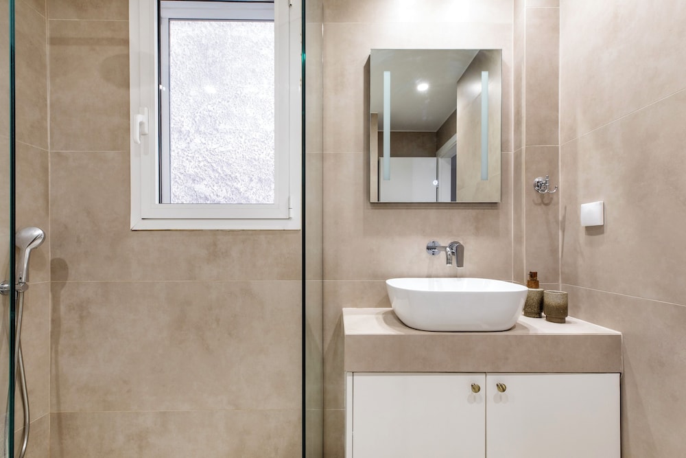 Attica - Captivating 2-Bedroom Apt & Balcony in Athens