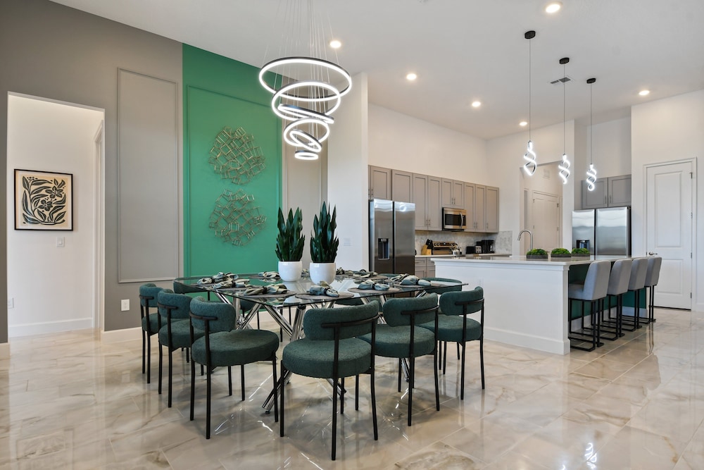 Luxurious 15br Villa With Lake View & Game/theater