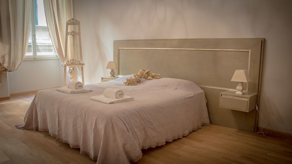 Breathtaking 4BD Apt 5min Walk to Duomo