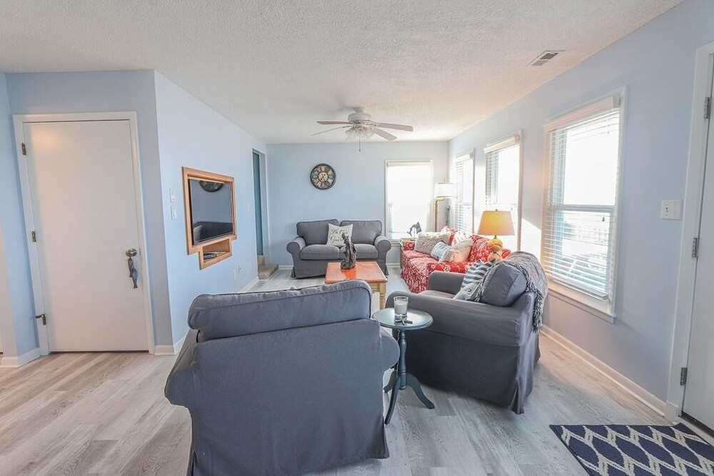 The Narwhal Nest 5 Bedroom Home by Redawning view 2