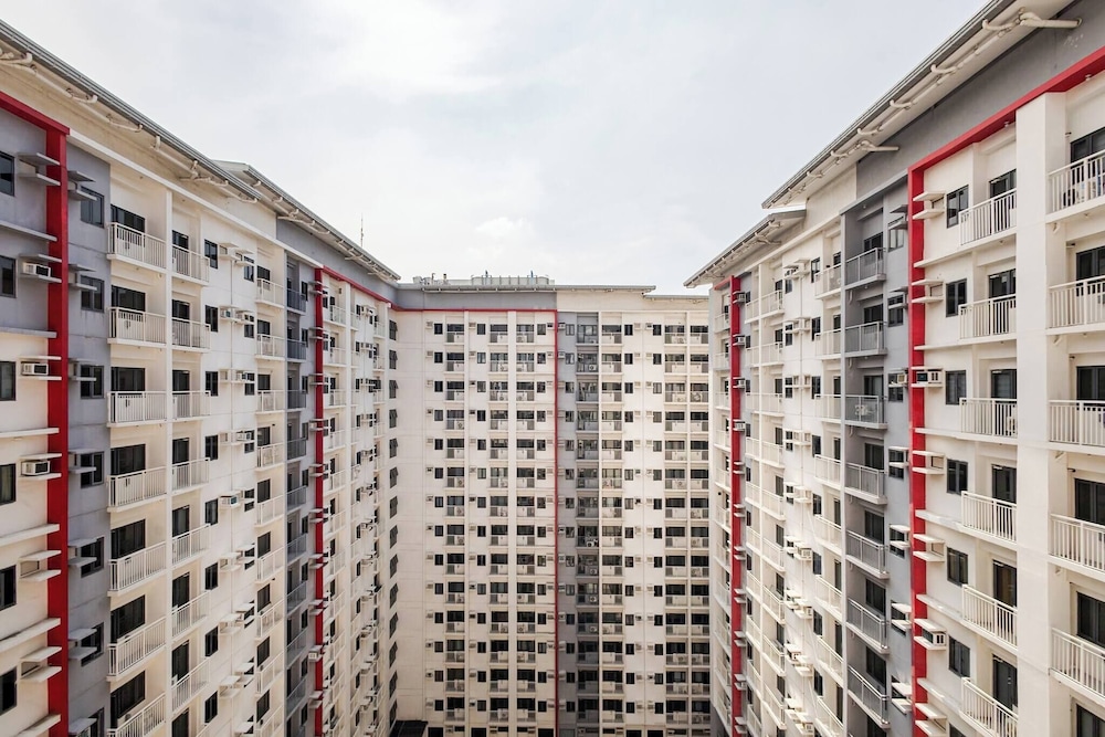 Near SM BF & Shopwise Slex Accessible 2BR for 4
