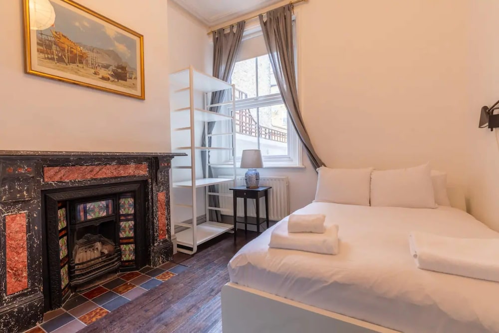 Eclectic 2 Bedroom Victorian era Apartment in Oval