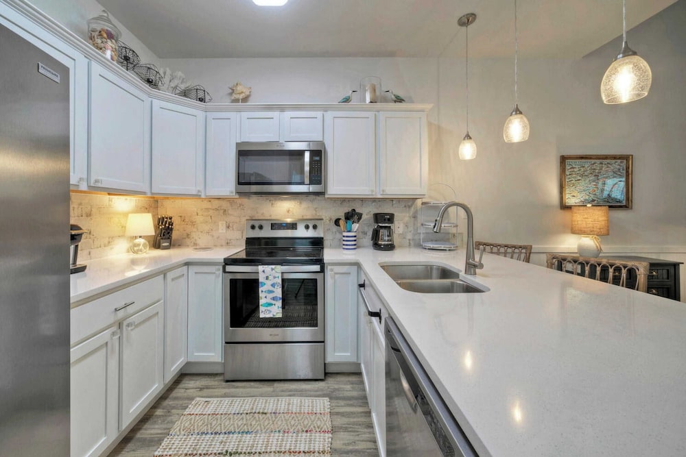 Sleeps 29, 3 Homes Beachside Resort Pool, Walk to the Beach