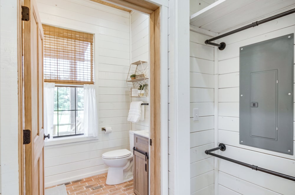4-acre Plot: Farmhouse-chic Retreat in Forest!
