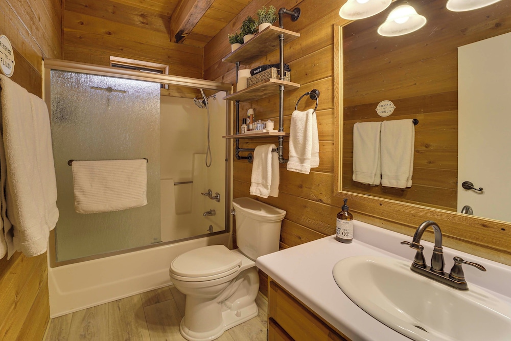 Covered Deck, Private Acreage: Log Cabin in Pine