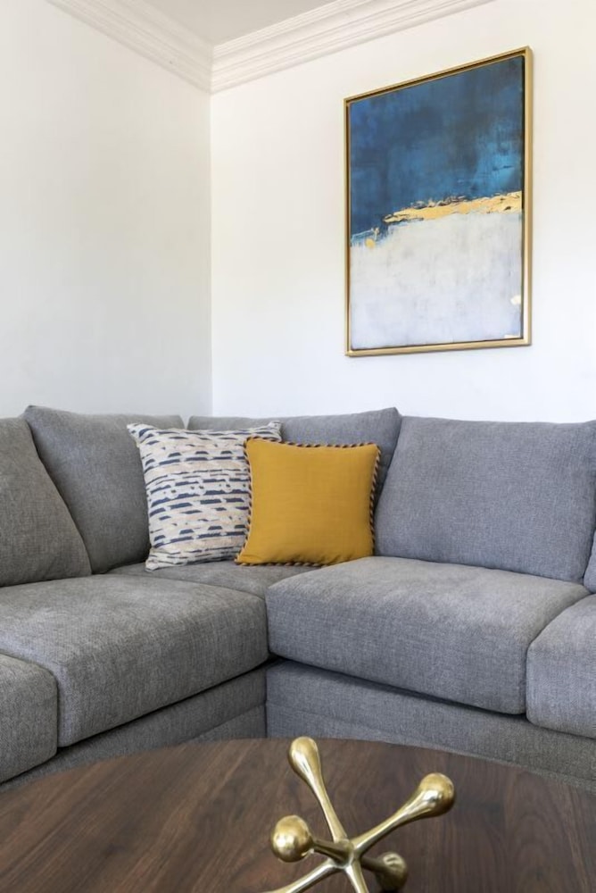 Charming Spacious Home - Modern Comforts, Prime Location