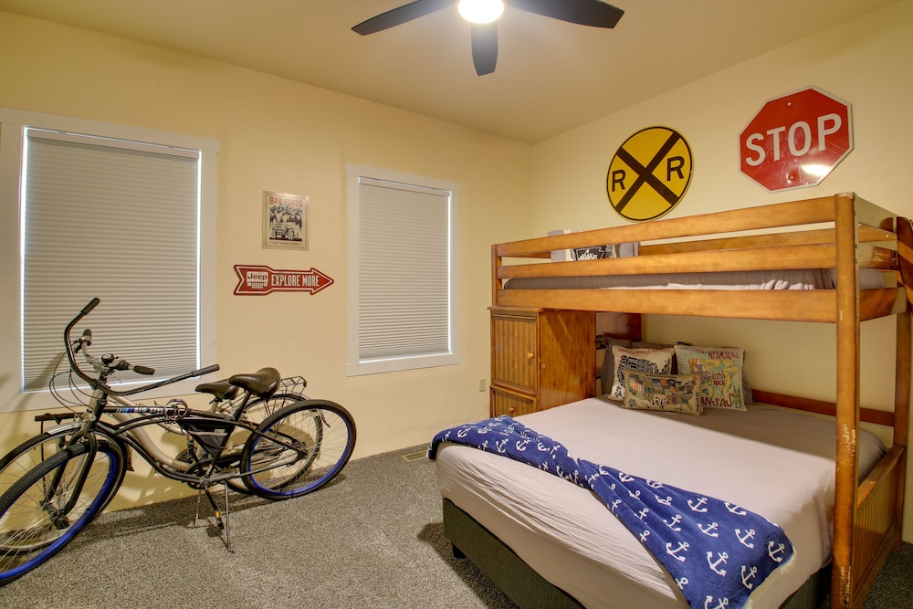 Walk to Dtwn Hot Springs: 'lazy Daze Bungalow' view 2