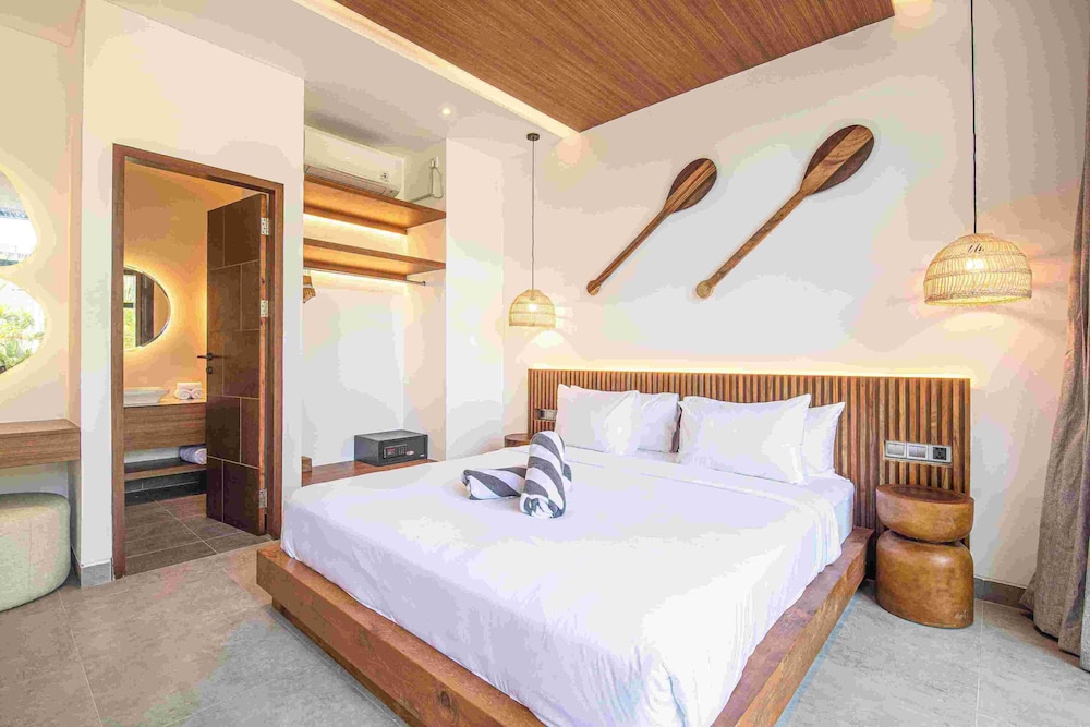 Opulent 5BR Modern Villa 400m From the Ocean