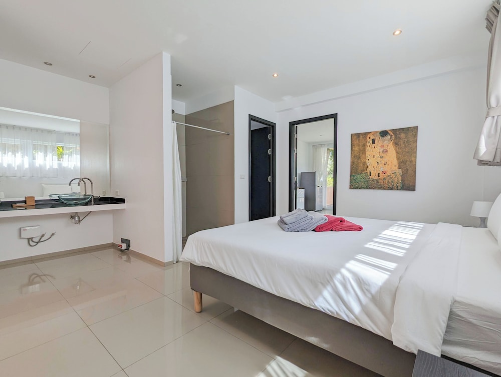 Poolside Apartments and Rooms