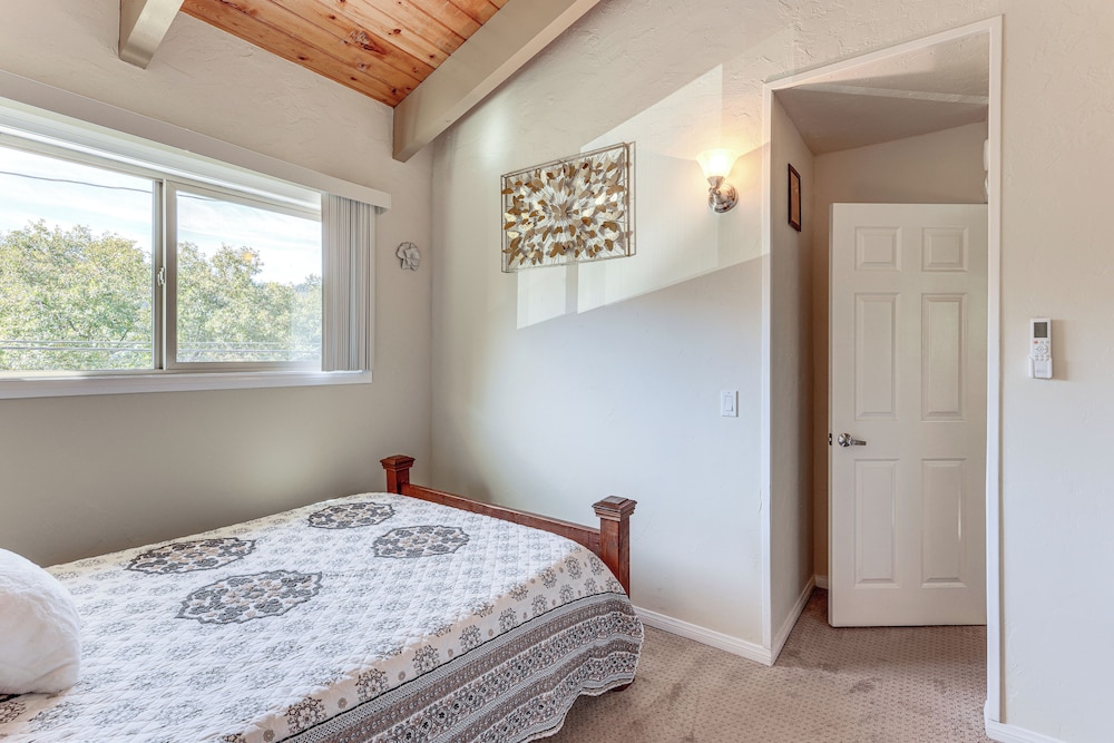Home w/ 2 Decks - 2 Mi to Lake Gregory Dog Park!