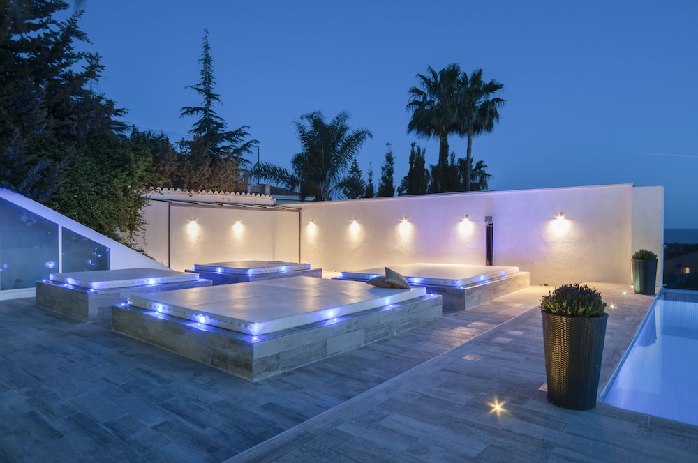 Exclusive 5star sea view villa Elviria view 2