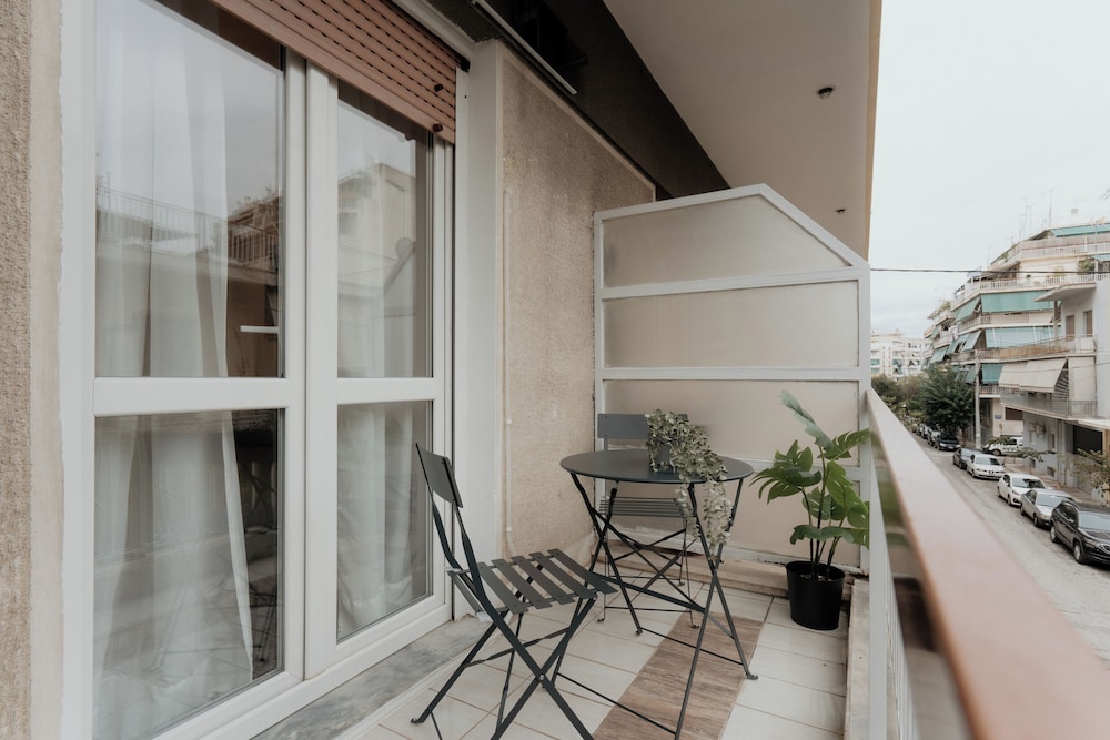 Cozy Apartment in Athens With Balcony, 5 Minutes To Metro