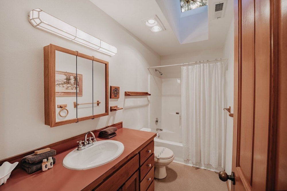 51sl - Ping Pong - Fireplace - D/w - W/d - Sleeps 8 3 Bedroom Home by RedAwning
