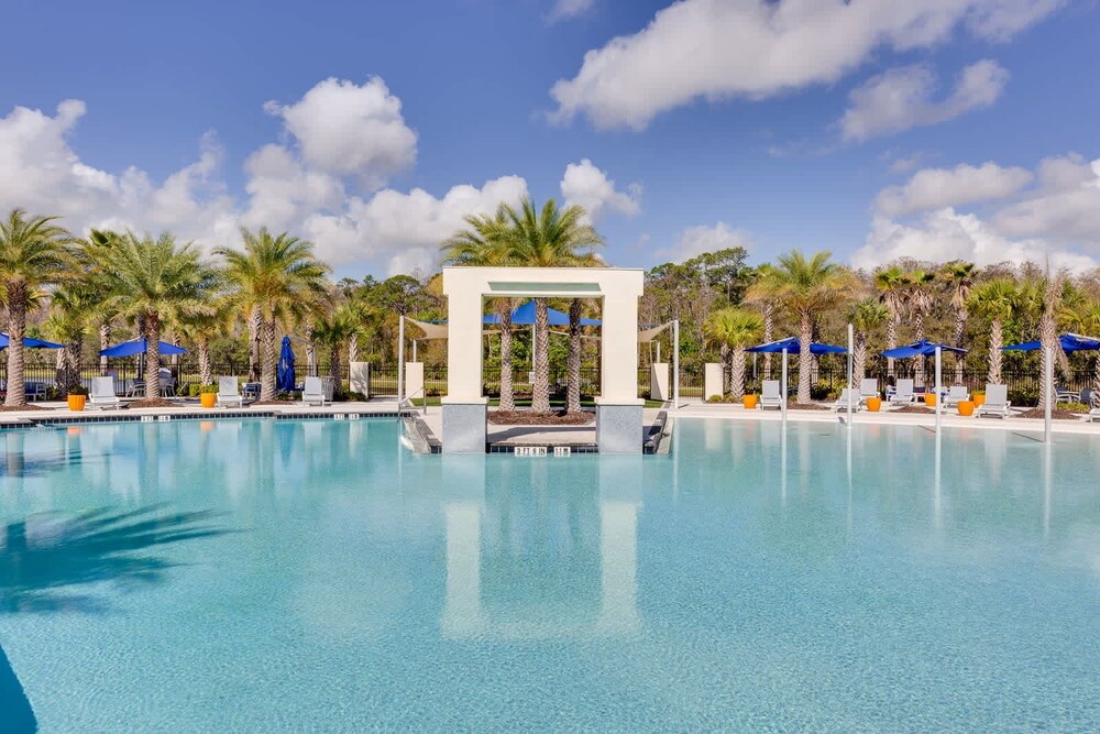 Grand 15-bedroom Villa -magical Themes, Pool & Game Loft, Lakeview