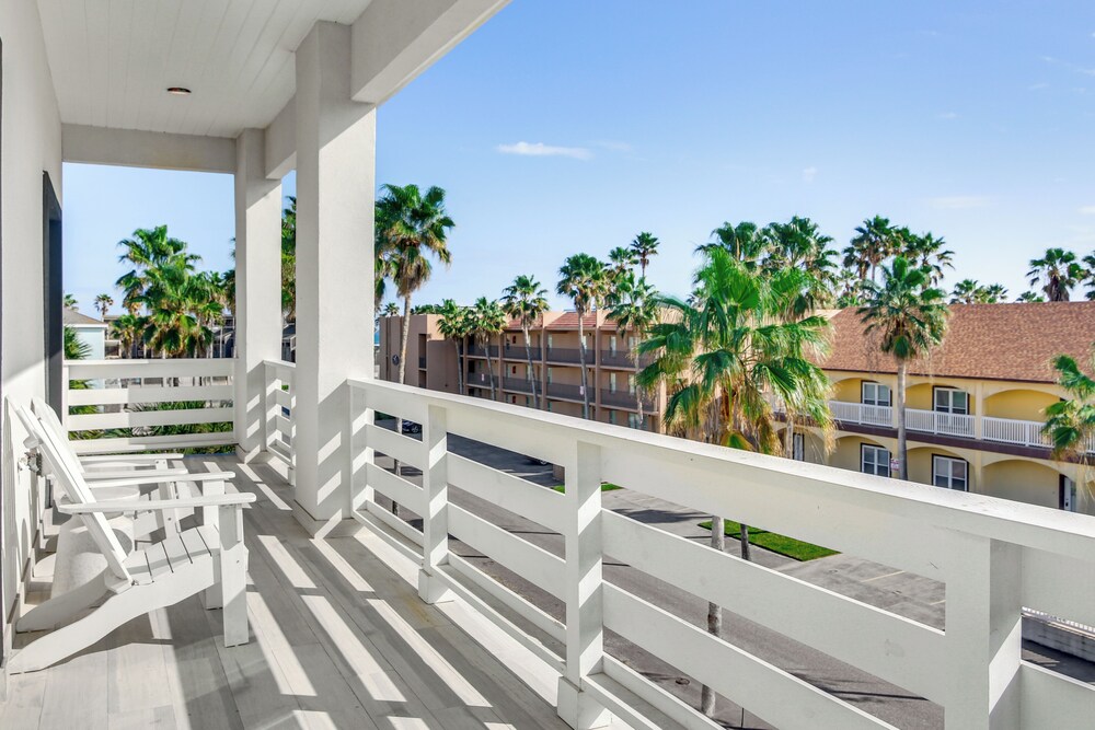 1 Block to Beach: South Padre Island Paradise!