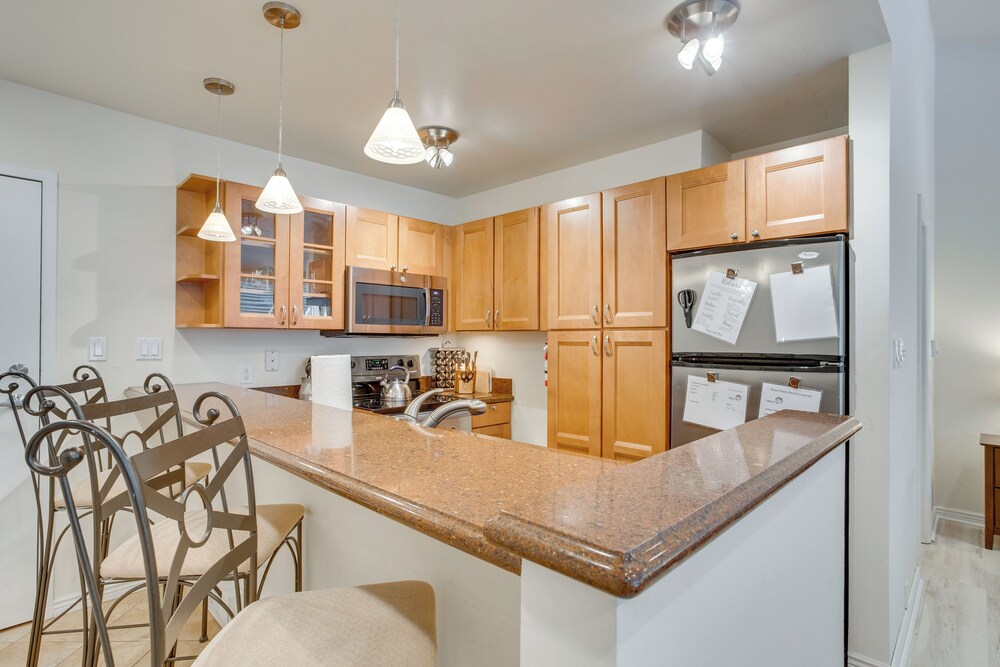 4 Mi to Vail Ski Resort: Cozy Getaway w/ Deck!