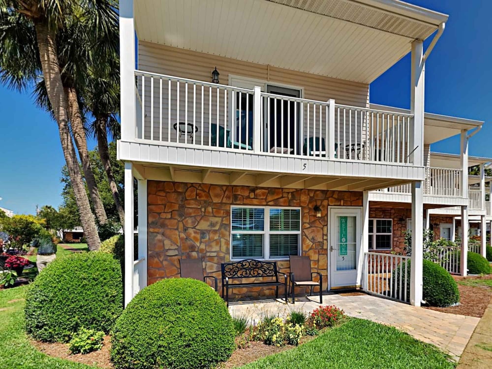 Hotel Woodland Shores - Image 1