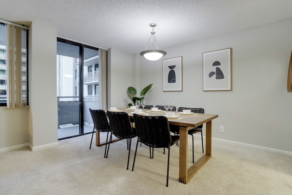 Modern Apt Near Airport & Metro