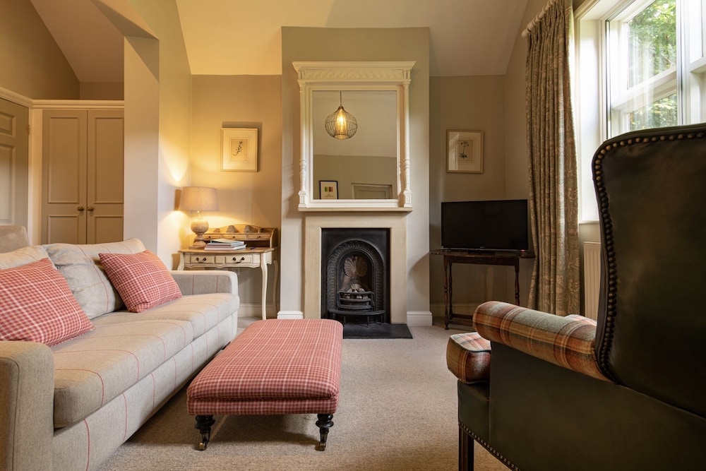 Aylesbury Vacations - The Five Arrows Hotel - Property Image 42