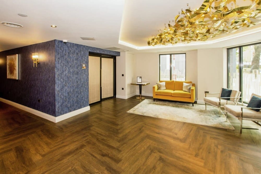 Luxury 2-bedroom Apartment in St Martin s Place BMH