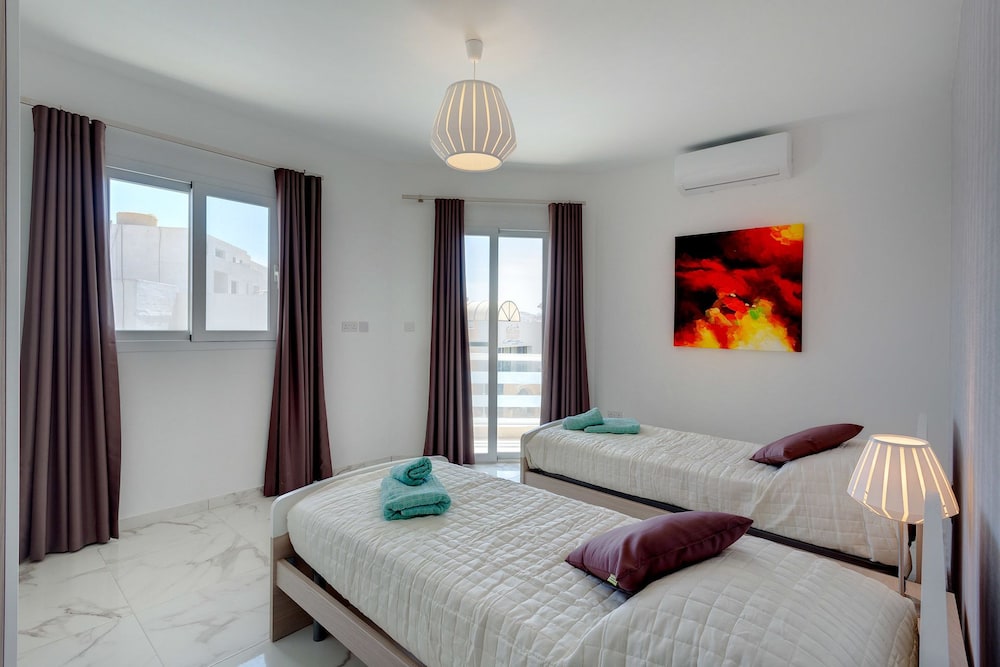 Luxury 2 Bedroom Apartment by the Sea photo 5