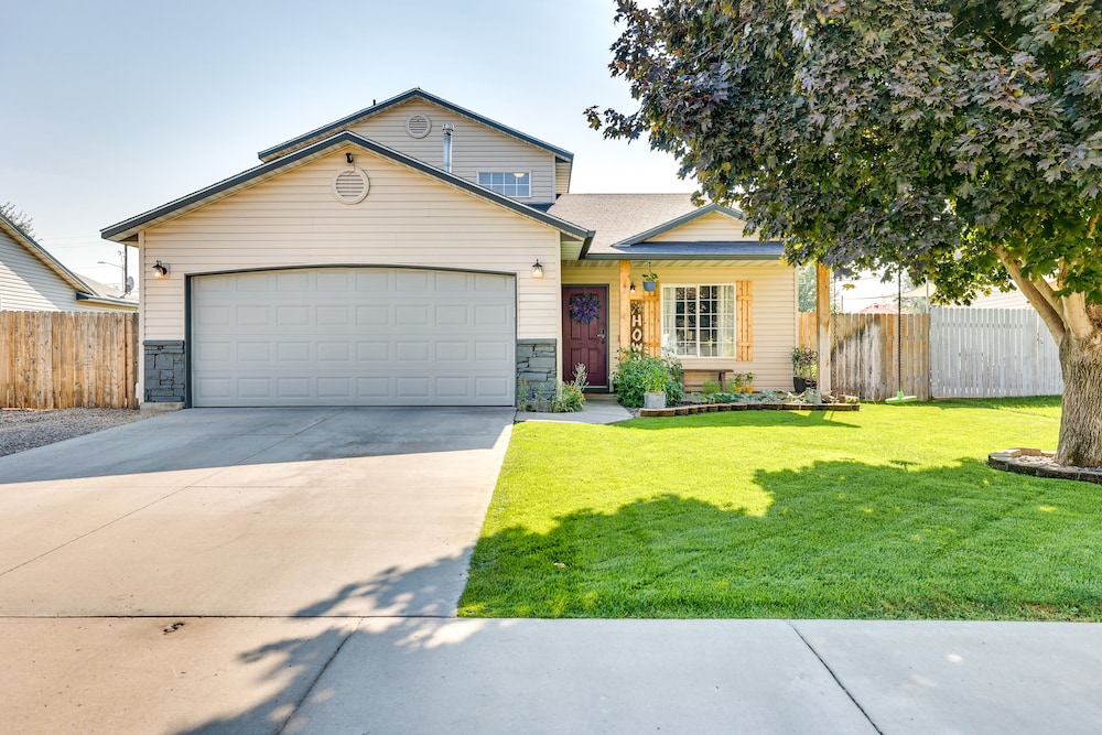 Charming Nampa Home w/ Backyard + Grill! view 3