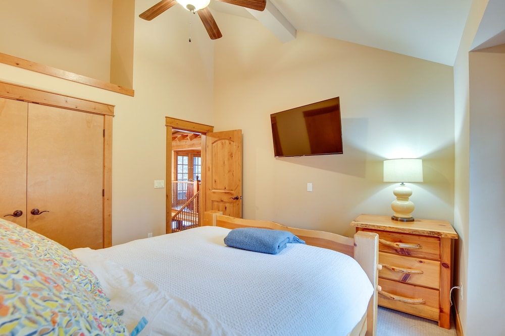 Spacious Cle Elum Cabin on Golf Course w/ Hot Tub! view 4