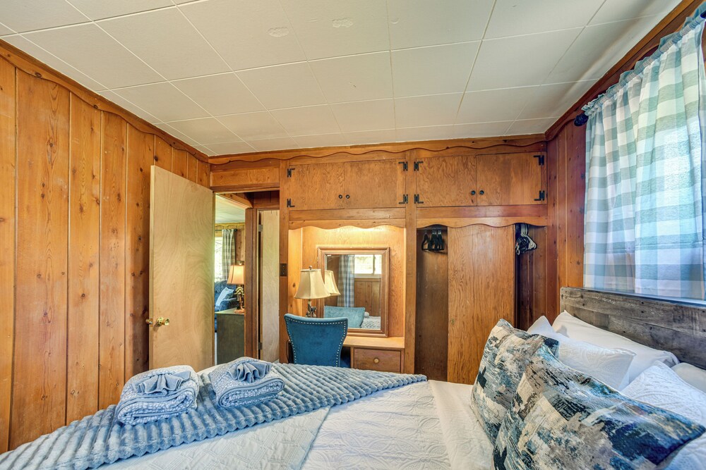 Dog Friendly: Cabin w/ Yard & Mtn Views in Cascade