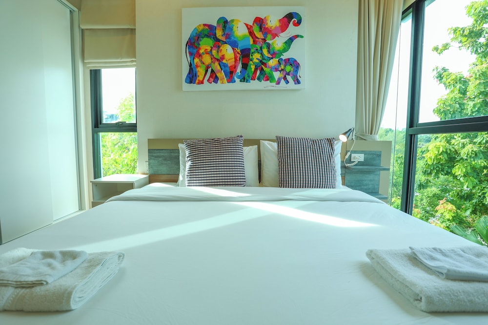 Chic Condo Just 100m from the Shore c130