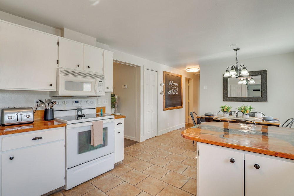 1 Mi to Main Street Vernal: Updated Home w/ Yard!