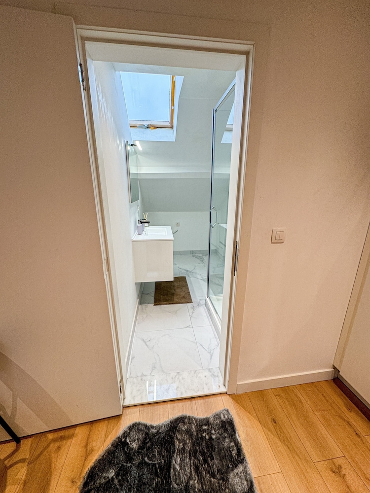 Modern 1BR 1LR Apartment Walk To Rabot