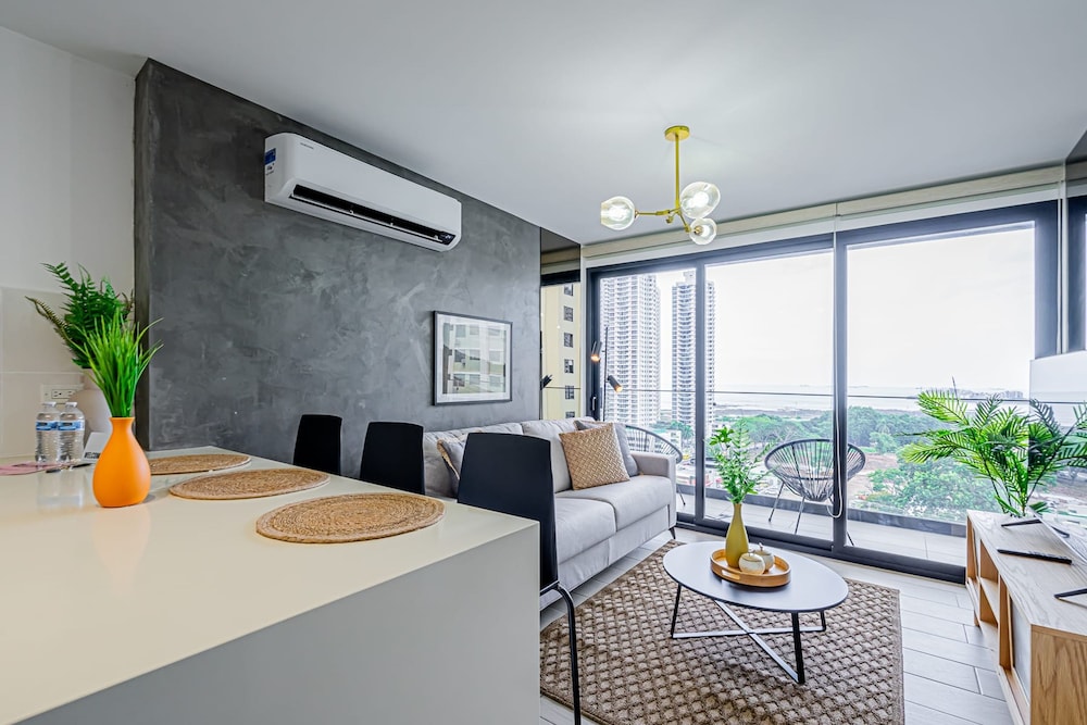 w Elegant 1BR With Balcony in San Francisco