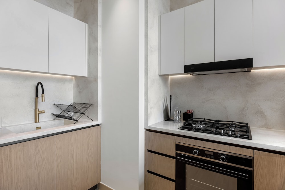 Chic 1BR Retreat with Pool & Balcony JVC