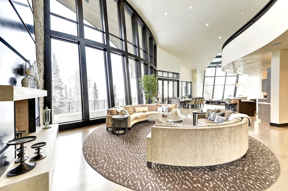 KBM Resorts Walk to Slopes, Sports Court, Private Home Theater, Sleeps 17, Outdoor Hot Tub Pco-184m