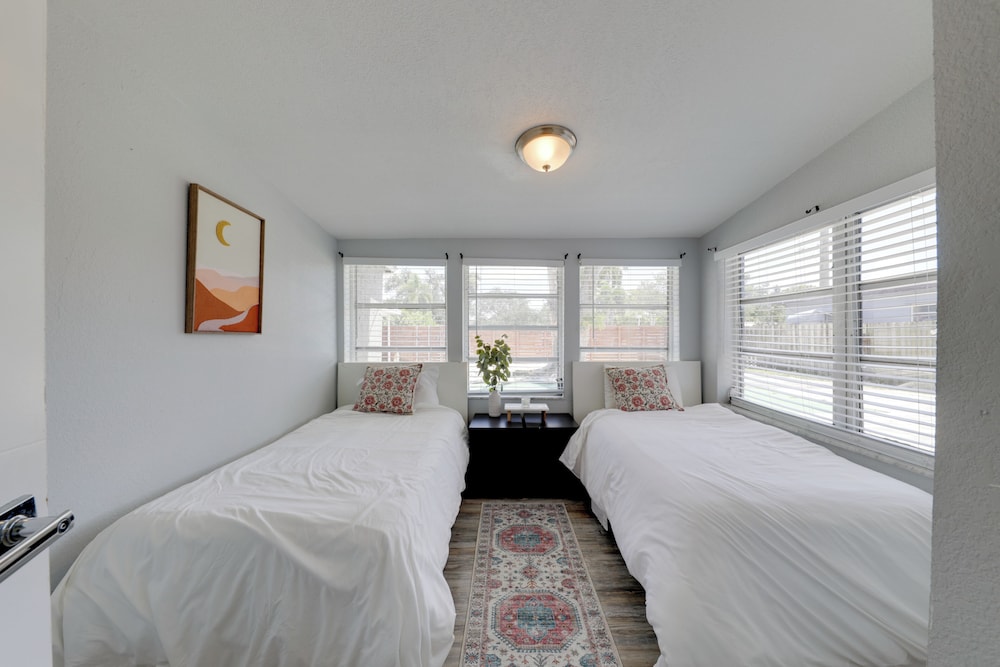 3 Mi to Beach & Boardwalk: Hollywood Spa House