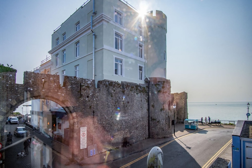 Beachcomber Seaside Apartment - 2 Bedroom - Tenby