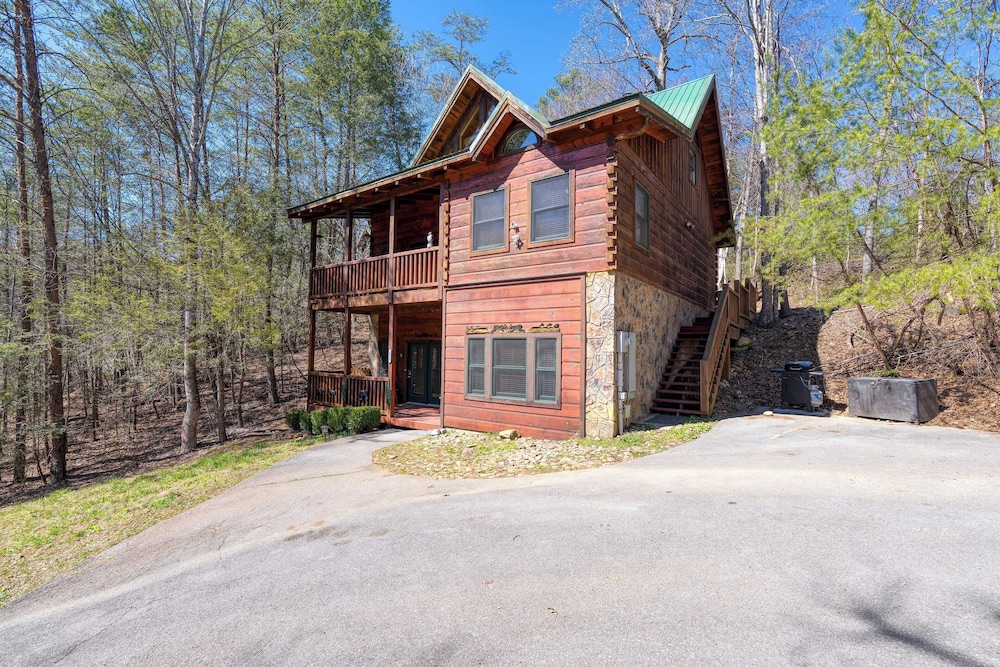 Hottub, Game Room, Forest Views, Near Gatlinburg Four Bears Lodge by Avantstay