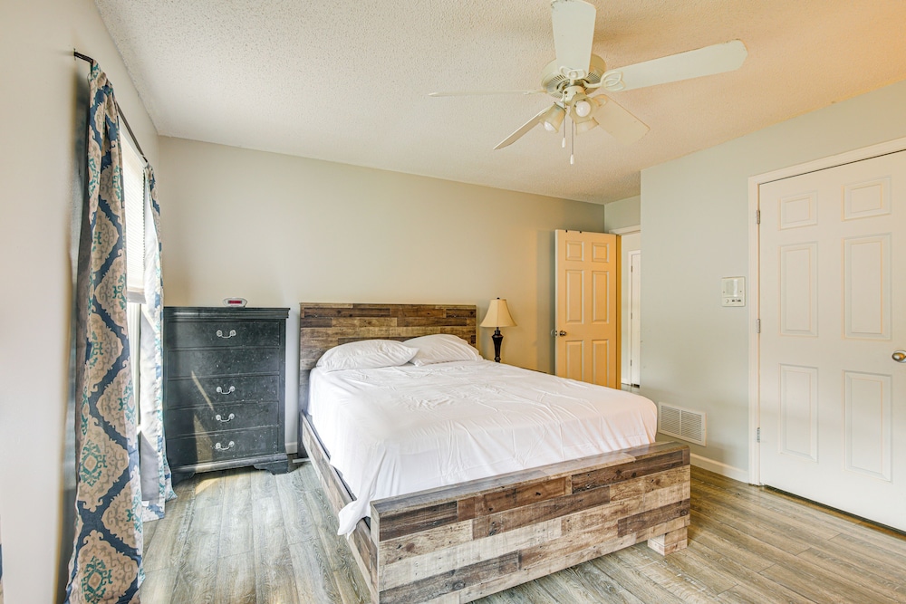 Residential Cul-de-sac: Suburban Memphis Hideaway!